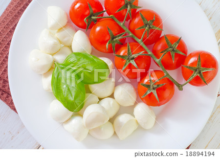 mozzarella mozzarella 18894194