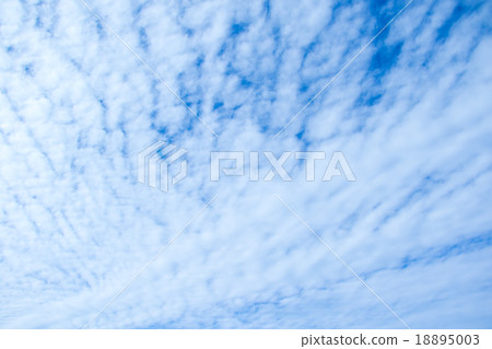 積雲高積雲天空和雲彩照片秋天天空白色雲彩和藍天背景材料拷貝空間字符空間 18895003
