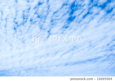 積雲高積雲天空和雲彩照片秋天天空白色雲彩和藍天背景材料拷貝空間字符空間 18895004