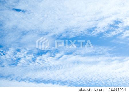 積雲高積雲天空和雲彩照片秋天天空白色雲彩和藍天背景材料拷貝空間字符空間 18895034