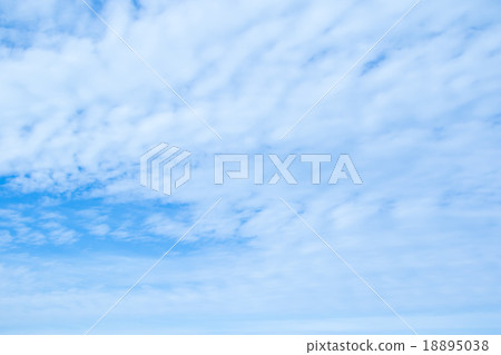 積雲高積雲天空和雲彩照片秋天天空白色雲彩和藍天背景材料拷貝空間字符空間 積雲高積雲天空和雲彩照片秋天天空白色雲彩和藍天背景材料拷貝空間字符空間 18895038