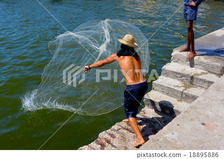 漁夫在投擲鑄網的古巴 漁夫在投擲鑄網的古巴 18895886