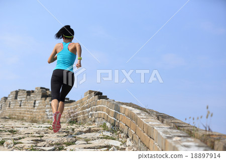 woman runnerrunning on chinese great wall  18897914