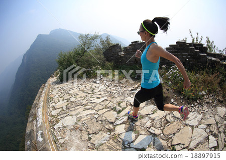 woman runnerrunning on chinese great wall  18897915