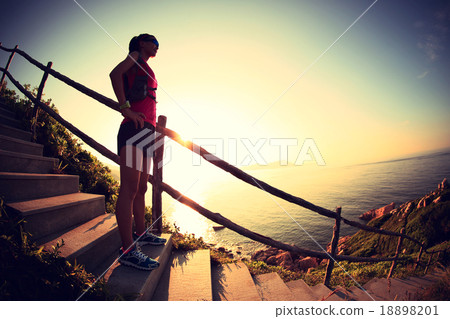 youngwoman trail runner enjoy the view  18898201