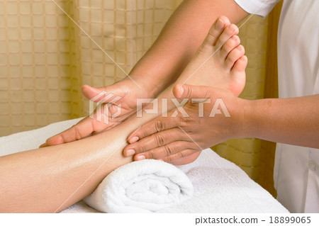 Thai foot massage, spa foot oil treatment Thai foot massage, spa foot oil treatment 18899065