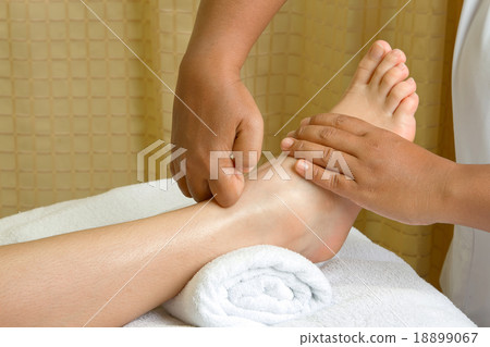 Thai foot massage, spa foot oil treatment 18899067