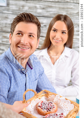 Happy friends sitting in the cafe  18901344