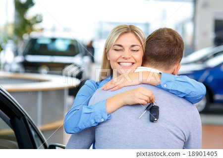 Sale assistant showing the car  18901405