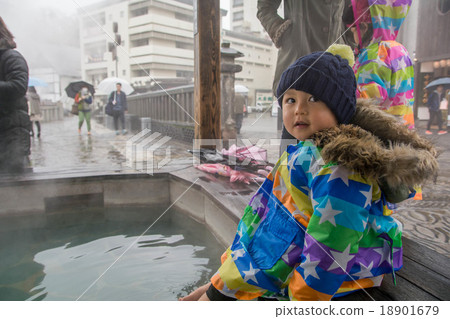 A boy who enters a foot bath A boy who enters a foot bath 18901679