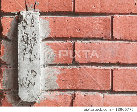 Block with installation date for observing cracks 18906775