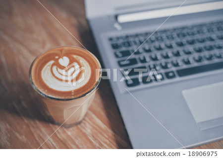 cup of coffee latte art 18906975