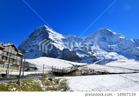 瑞士阿爾卑斯山艾格峰和僧侶 18907139