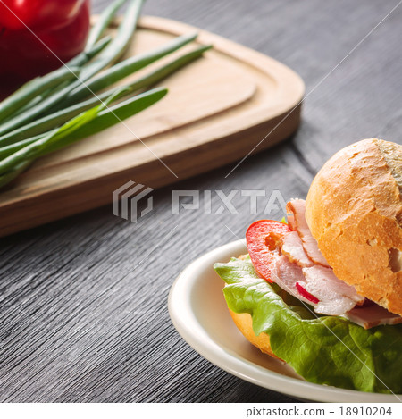 Sandwich with fresh vegetables, cheese and ham 18910204