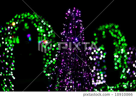 Sculpture of Christmas Tree from Garlands Sculpture of Christmas Tree from Garlands 18910866