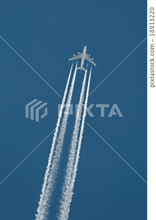 Plane at cruising altitude Plane at cruising altitude 18913220