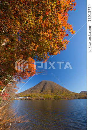榛名山的秋葉和季節性景色 榛名山的秋葉和季節性景色 18913774