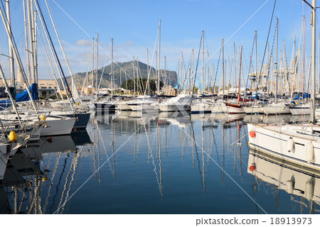 Italian mast forested in a yacht harbor in Palermo, Italy 18913973