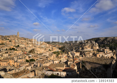 南部意大利馬泰拉洞穴居住在晴朗的天氣 南部意大利馬泰拉洞穴居住在晴朗的天氣 18914383