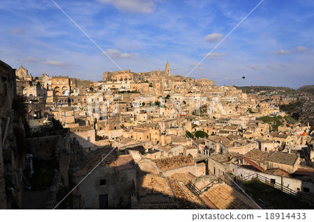 南部的意大利馬泰拉洞穴住宅被太陽照亮 南部的意大利馬泰拉洞穴住宅被太陽照亮 18914433