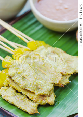 Grilled Pork Satay with Peanut Sauce and Vinegar 18914580