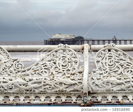 North Pier 18918890