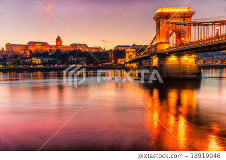 Budapest, Chain Bridge and Buda Castle, Hungary 18919046