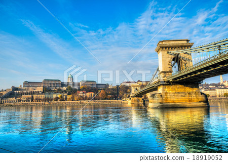 Budapest, Chain Bridge and Buda Castle, Hungary Budapest, Chain Bridge and Buda Castle, Hungary 18919052