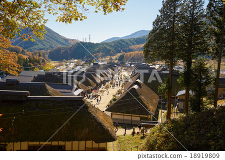 Full view of the Ouchi inn in autumn crowded with tourists, Minami Aizu, Fukushima prefecture (counter light) 18919809