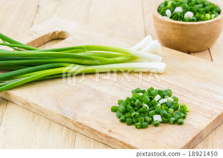 Chopped spring onions. 18921450