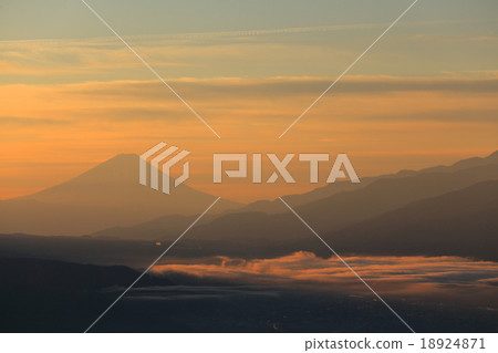 早晨的富士山和早晨的太陽從雲山上著色的雲海。 18924871