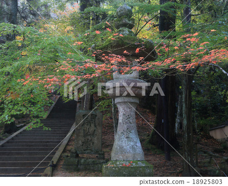 Mihara-shi "Buddhist temple". Stone steps to the Kamiyado seen from the approach Mihara-shi "Buddhist temple". Stone steps to the Kamiyado seen from the approach 18925803
