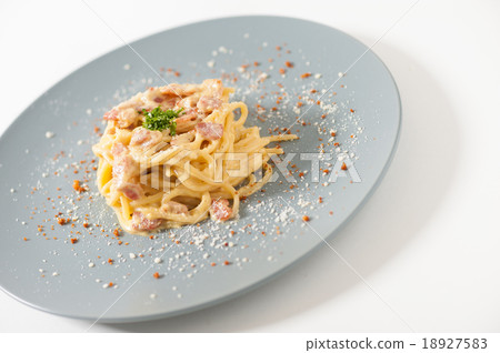 Pasta white sauce 18927583