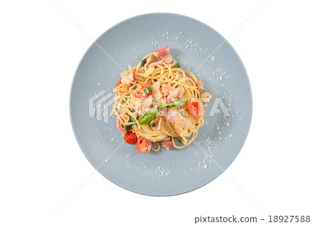 Pasta with tomato and cheese 18927588