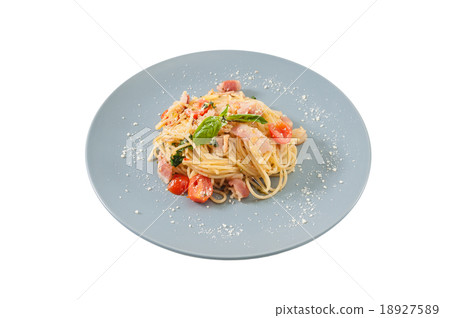 Pasta with tomato and cheese 18927589