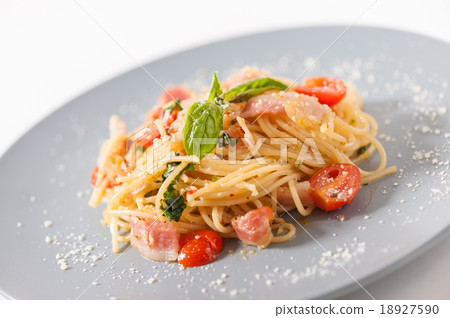 Pasta with tomato and cheese 18927590