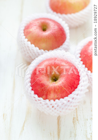 Red Apples on white wooden table Red Apples on white wooden table 18929727