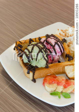Honey toast and ice cream Honey toast and ice cream 18931266