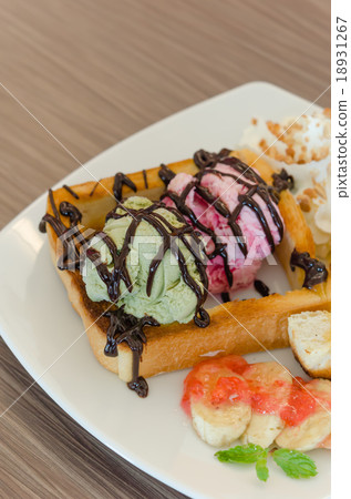 Honey toast and ice cream 18931267
