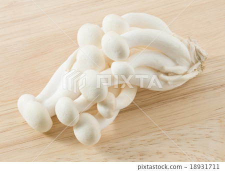 White Shimeji Mushroom on Wooden Cutting Board White Shimeji Mushroom on Wooden Cutting Board 18931711