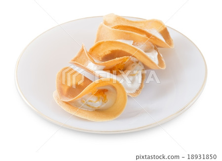 Crispy Crepes Filled with Cream and Fios de Ovos Crispy Crepes Filled with Cream and Fios de Ovos 18931850