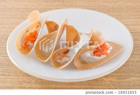 Crispy Pancake with Cream and Shredded Coconut 18931855