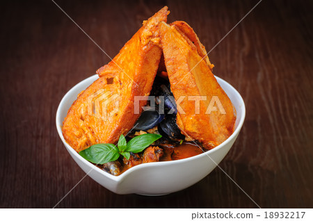 mussel soup with toasted bread 18932217