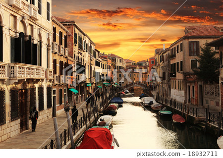 Ponte Rialto and gondola at sunset in Venice, Italy Ponte Rialto and gondola at sunset in Venice, Italy 18932711