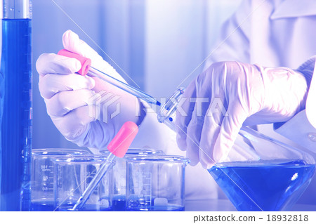 Flask in scientist hand 18932818