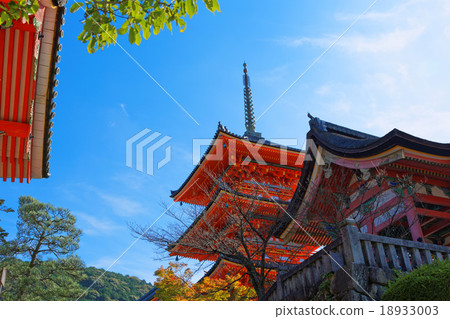 Triple tower of Kiyomizudera and blue sky Triple tower of Kiyomizudera and blue sky 18933003