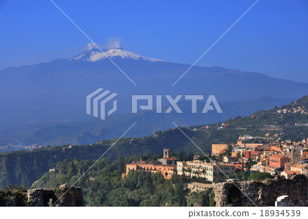 陶爾米納山和埃特納火山的城市景觀 陶爾米納山和埃特納火山的城市景觀 18934539