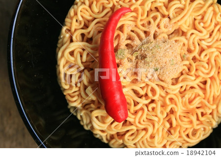 Dried instant noodles 18942104