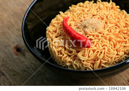 Dried instant noodles Dried instant noodles 18942106