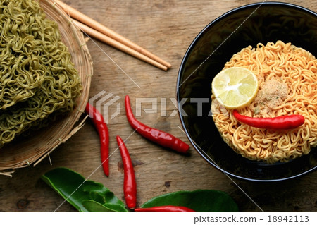 Dried instant noodles 18942113